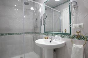 Un baño de Basic Hotel Puerta de Sevilla