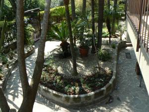 A garden outside B&B La Cittadella Univeristaria Policlinico Catania