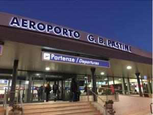 チャンピーノにあるLove Rome Ciampinoの空港外に立つ集団