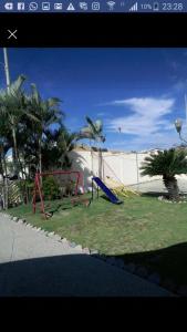 un parque infantil con columpio en un patio en Casa Amueblada en Salinas en Salinas