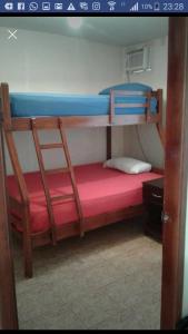 Poschodová posteľ alebo postele v izbe v ubytovaní Casa Amueblada en Salinas