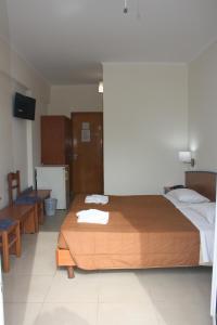 Een bed of bedden in een kamer bij Metaxa Hotel