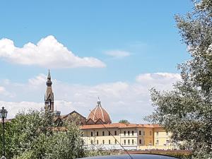 una vista de la ciudad de Viena con árboles en Villa Alle Rampe, en Florencia