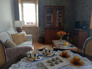 ein Wohnzimmer mit einem Couchtisch mit Keksen darauf in der Unterkunft Casa do Pinheiro Manso in Valença