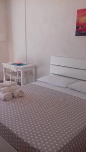 Un dormitorio con una cama y una mesa con una mesa. en agriturismo masseria pallanzano, en Otranto