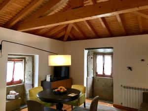 ein Wohnzimmer mit Tisch und Stühlen in der Unterkunft Casa Lia da Pôrta in Caminha