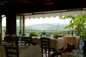 Pemandangan gunung umum atau pemandangan gunung yang diambil dari hotel