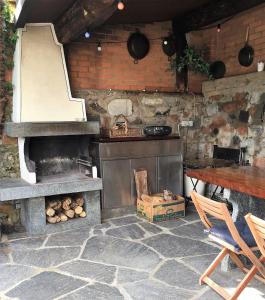 kuchnia z piekarnikiem, stołem i krzesłami w obiekcie Riva san Vitale w mieście Riva San Vitale