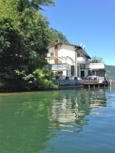 dom na brzegu jeziora z w obiekcie Riva san Vitale w mieście Riva San Vitale