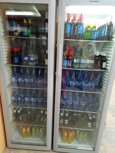 - un réfrigérateur rempli de nombreuses bouteilles d'eau dans l'établissement Balneario de Ledesma, à Vega de Tirados