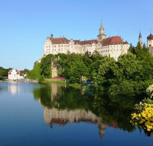 ein großes Schloss auf einem See in der Unterkunft Buchbergblick Haus Rumpel in Sigmaringen