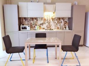 カリーニングラードにあるАпартаменты на Шахматнойのキッチン(テーブル、椅子2脚付)