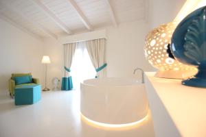 Il Borghetto Creative Resort في تروبيا: غرفة معيشة مع حوض في منتصف الغرفة
