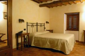 1 dormitorio con 1 cama en una habitación en Buca di Michelangelo en Caprese Michelangelo
