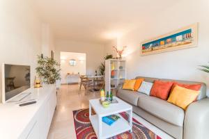 ein Wohnzimmer mit einem Sofa und einem Tisch in der Unterkunft Le Berlioz in Nizza