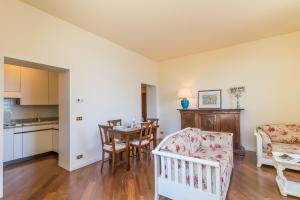 a living room with a dining room table and a kitchen at Apartment Anna - Griante in Griante Cadenabbia