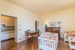 un soggiorno con tavolo da pranzo e cucina di Apartment Anna - Griante a Griante Cadenabbia