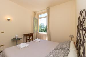 a bedroom with a bed and a window at Apartment Anna - Griante in Griante Cadenabbia
