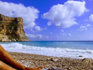 a rocky beach with the ocean and a cliff at Paraíso in Cumbre del Sol