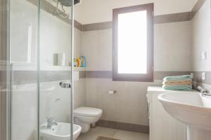 A bathroom at Casa Bea Bosa/Magomadas