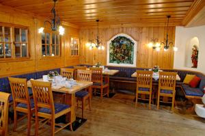 ein Restaurant mit Holzwänden sowie Holztischen und -stühlen in der Unterkunft Alpenhotel Kronprinz in Berchtesgaden