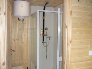 eine Dusche mit einer Glastür in einem Badezimmer in der Unterkunft Haus am See in Rust
