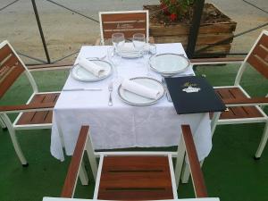 Restaurace v ubytování Albenzaire Hotel Asador