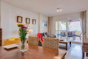 ein Wohnzimmer mit Tisch und ein Esszimmer in der Unterkunft Relax Frente al Mar in Benalmádena