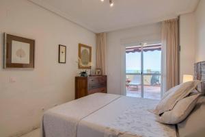 ein Schlafzimmer mit Bett und Blick auf das Meer in der Unterkunft Relax Frente al Mar in Benalmádena + 32 Fotos