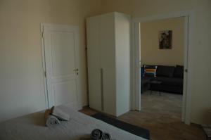 烏比諾的住宿－Via Barocci 34，一间卧室配有一张床,客厅配有沙发