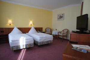 Un pat sau paturi într-o cameră la Hotel Pesterwitzer Siegel