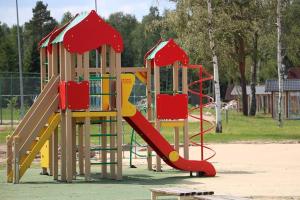 ein Spielplatz mit Rutsche in einem Park in der Unterkunft Dzerkaļi in Cirma