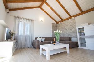 A seating area at Villa Ancora