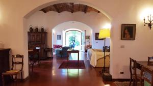 a living room with an archway and a living room with a table at Villa Larniano in Siena +44 photos