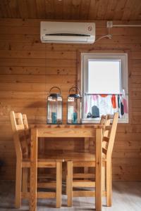 クリニツァ・モルスカにあるLIDO - domy letniskowe z klimatyzacjąのダイニングルーム(木製テーブル、椅子付)
