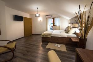 a hotel room with a bed and a table at Guest House Vana in Korenica