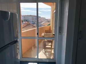 una porta aperta con vista su un balcone. di Gamboa Surf Apartment a Peniche