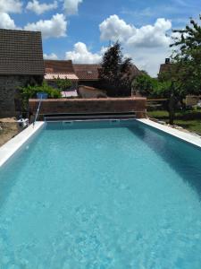 una gran piscina de agua azul en Chambre d'hôtes le chat botté en Espédaillac