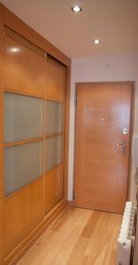 ヒホンにあるESTUDIO MODERNO CENTRO-PLAYA GIJÓNの客室内のクローゼット(木製ドア付)