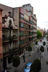 a view of a city street with buildings and cars at ESTUDIO MODERNO CENTRO-PLAYA GIJÓN in Gijón