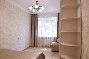 ラザレフスコエにあるКвартиры на Лазареваのベッドルーム(ベッド1台、窓付)