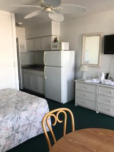 Kuchyň nebo kuchyňský kout v ubytování Gold Crest Motel