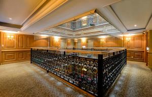 台中市にあるフォーブス ホテルのワインボトル付きのバーが備わる広い客室です。