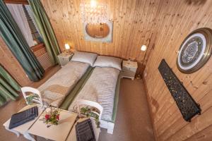 una vista sul soffitto di una camera da letto con un letto e due tavoli di BnB DeHeimelig a Huttwil