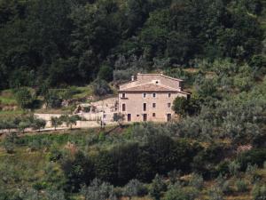 una casa vieja al lado de una colina en Il Becco Felice, en Arpino