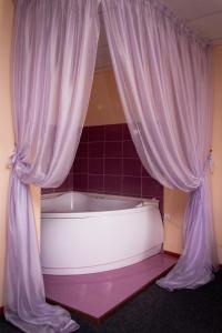 Kylpyhuone majoituspaikassa Hotel Abazhur-ZURO