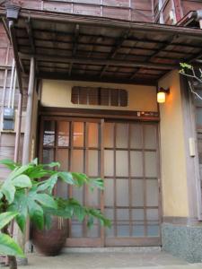 La fachada o entrada de Atami Ikyuan 熱海一休庵
