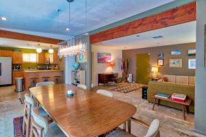 comedor y sala de estar con mesa de madera en Rancho Deluxe en Twentynine Palms