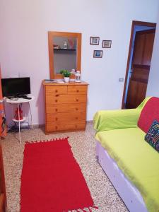 ガラチコにあるAtico con Vistas al Mar, Garachicoのベッドルーム(ベッド1台、ドレッサー、テレビ付)