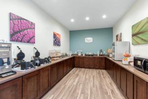 a coffee shop with a counter and aasteryasteryasteryasteryasteryasteryasteryastery at Sleep Inn & Suites South Jacksonville in South Jacksonville